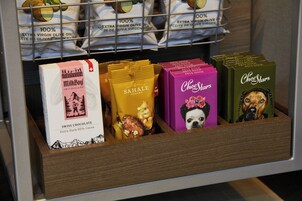 Esposizione di tavolette di cioccolato in un negozio.