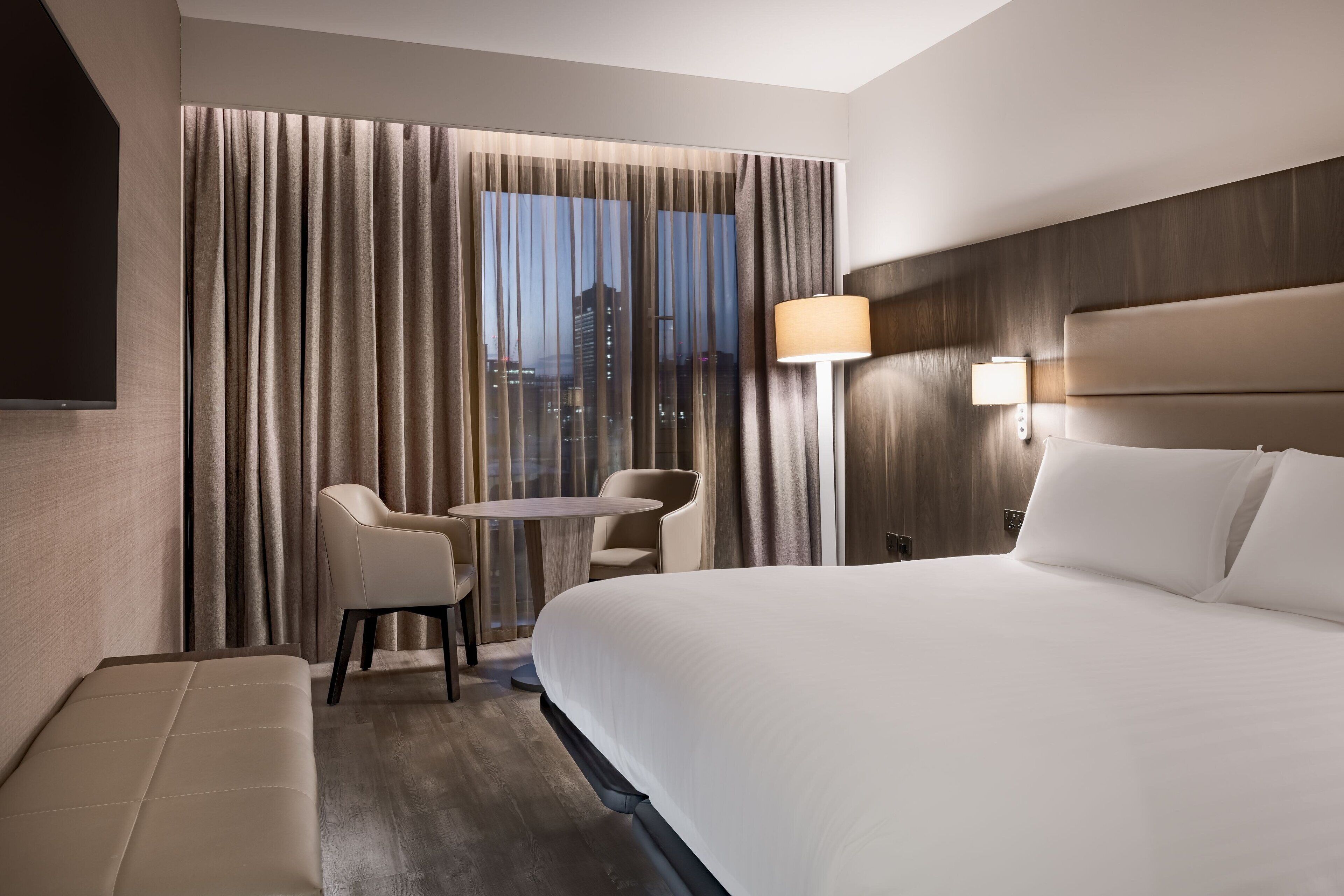 standard room, 1 queen bed, non smoking | pillow-top beds, in-room safe, desk, laptop workspace