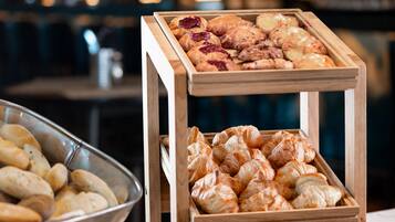 Café da manhã com buffet todos os dias mediante uma taxa