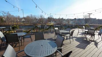 Tapas-Bar, Speisen im Freien, täglich geöffnet