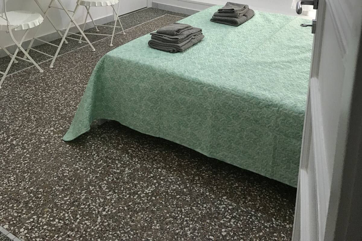 舒適三人房 | 客房內保險箱、免費無線上網、床單