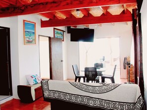 Apartamento panorámico | Zona de estar | Una Smart TV