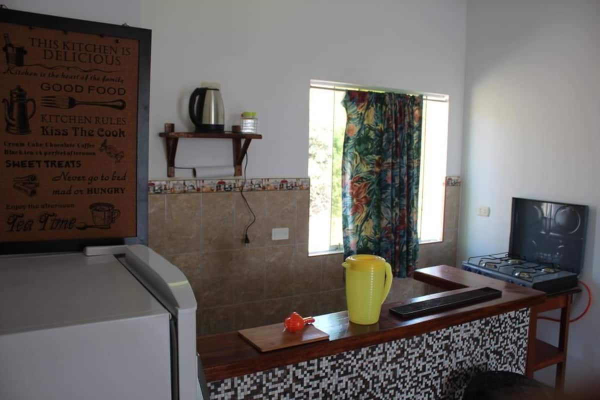 Refrigerador, placa de cocina, utensilios de cocina