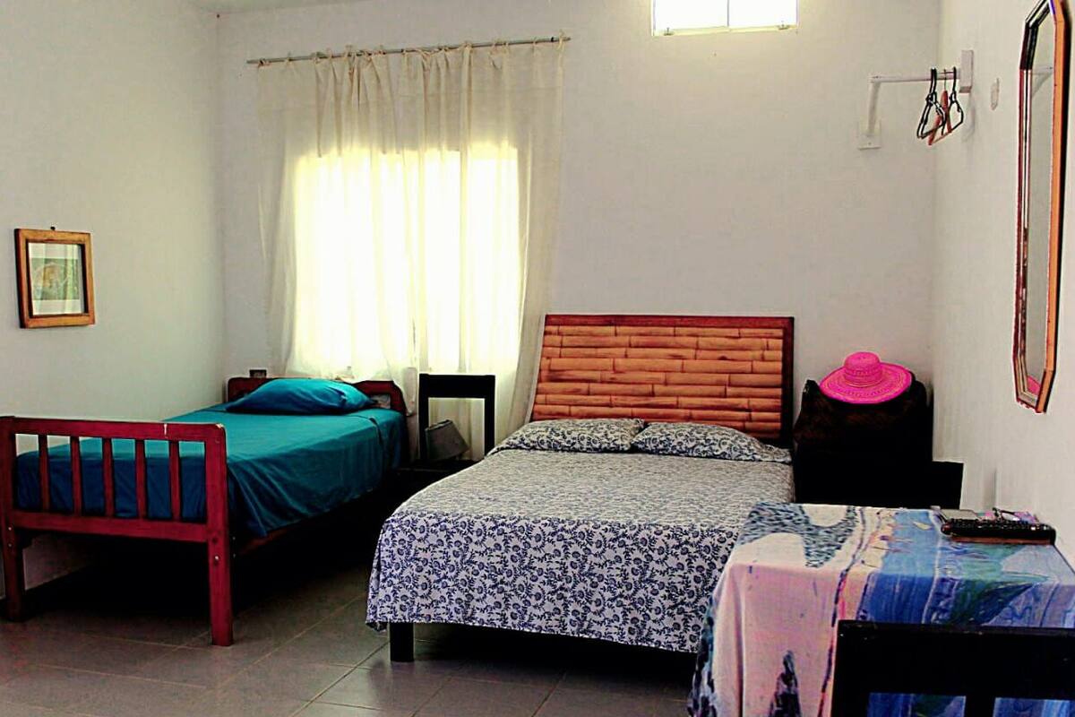 Wifi gratis, decoración personalizada y ropa de cama