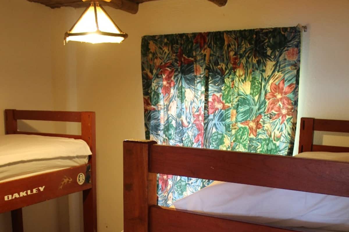 Wifi gratis, decoración personalizada y ropa de cama