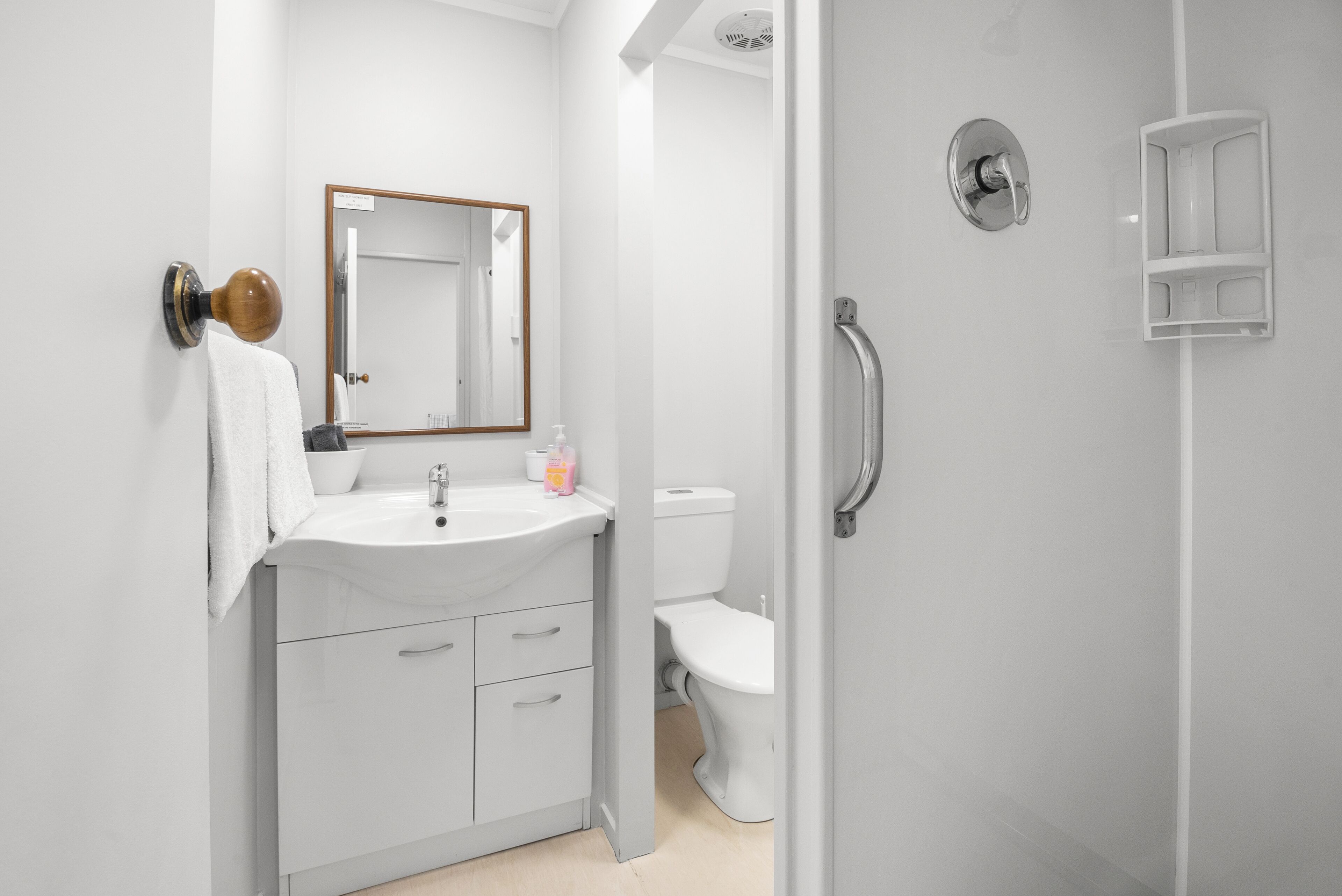 Dusche, kostenlose Toilettenartikel, Haartrockner, Handtücher