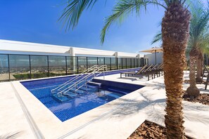 Piscine extérieure, chaises longues