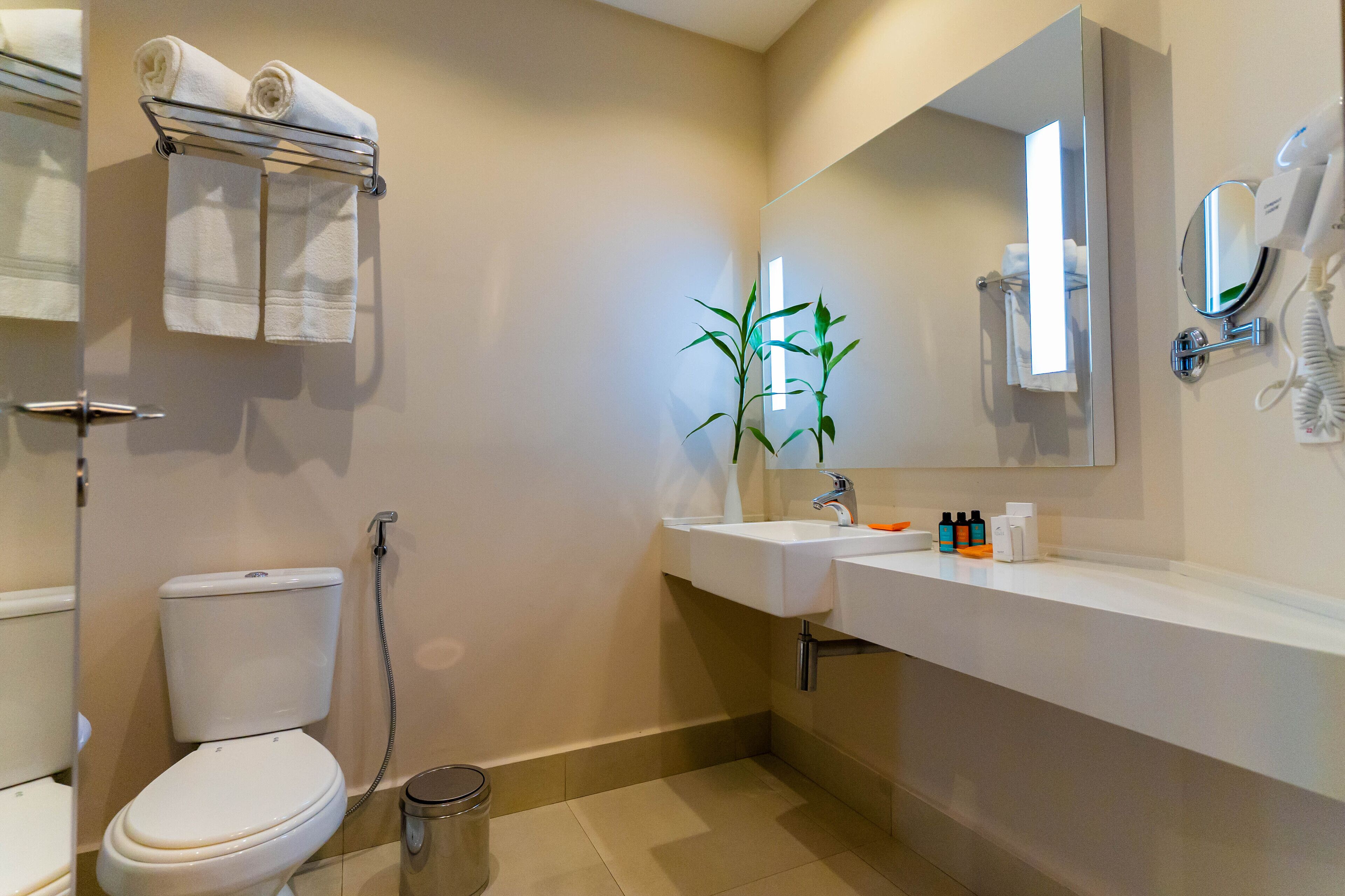 luxo double - cama queen size | bathroom | shower, free toiletries, hair dryer, towels