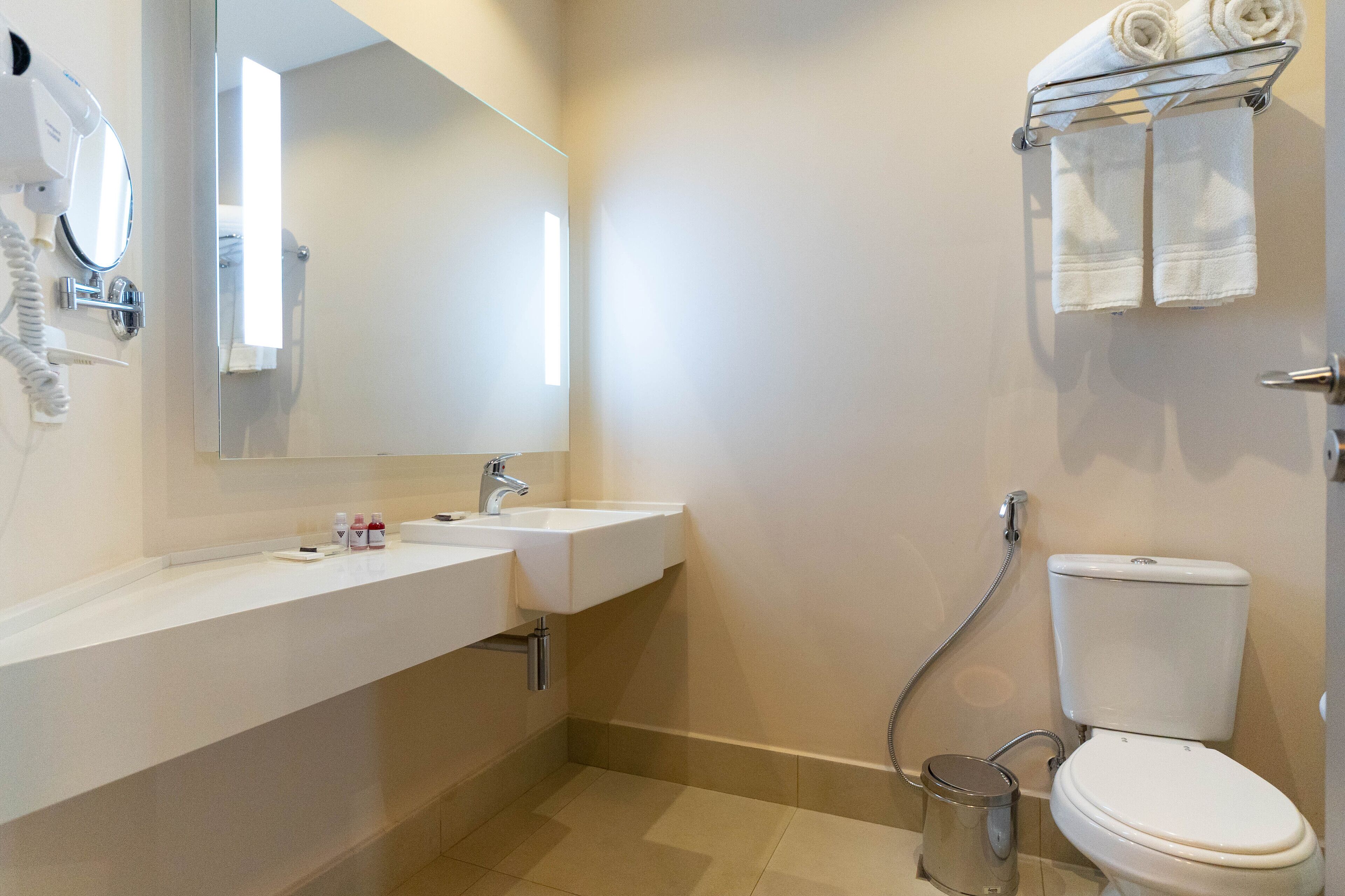 standard twin - 2 camas solteiro | bathroom | shower, free toiletries, hair dryer, towels