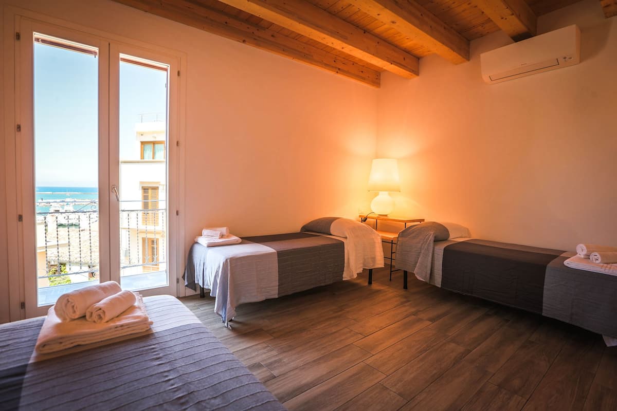 Junior suite | Een minibar, een bureau, geluiddichte muren, gratis babybedden
