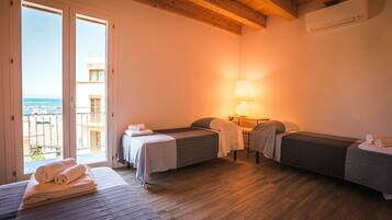 Junior Suite | Minibar, desk, soundproofing, free cribs/infant beds