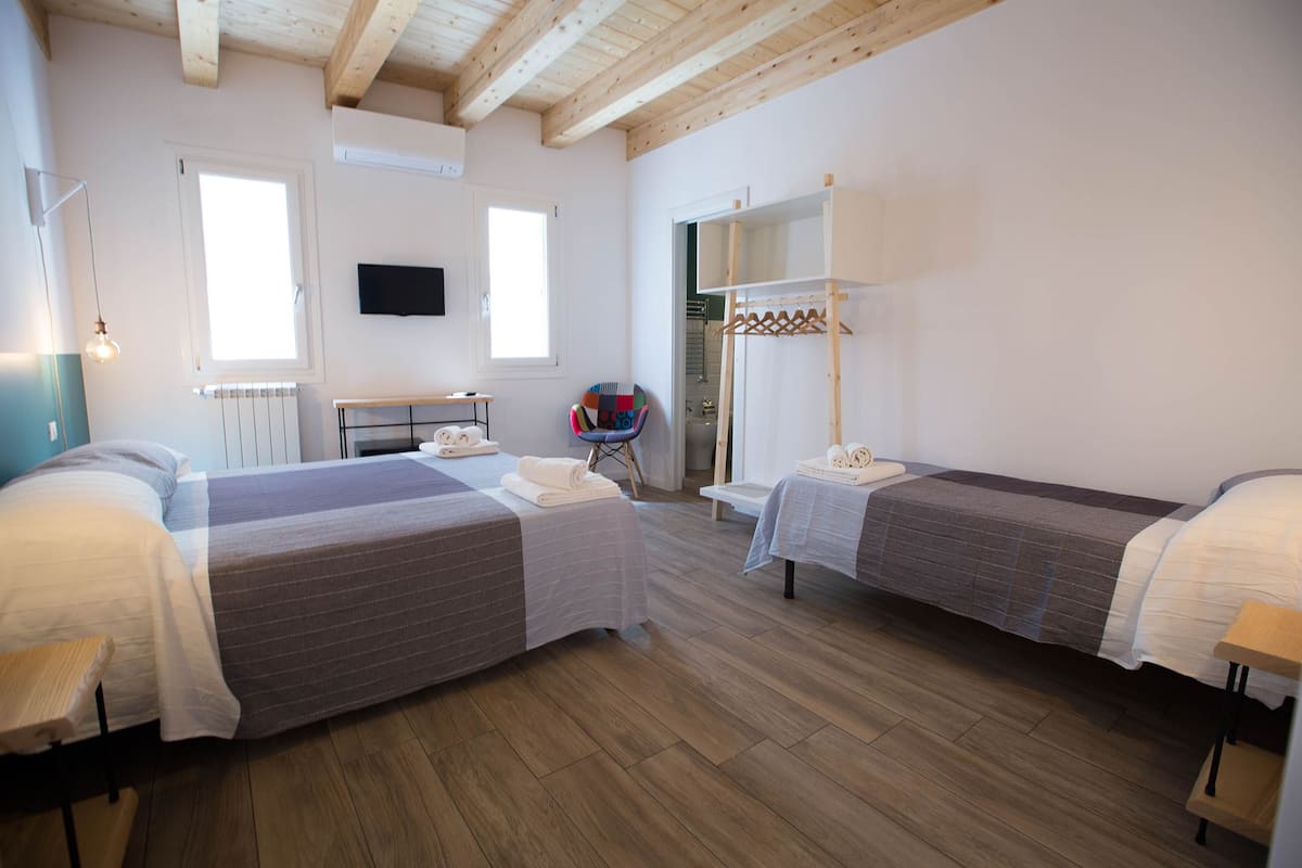 Deluxe driepersoonskamer | Een minibar, een bureau, geluiddichte muren, gratis babybedden