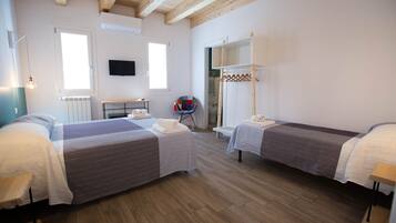 Tripla Deluxe | Minibar, una scrivania, insonorizzazione