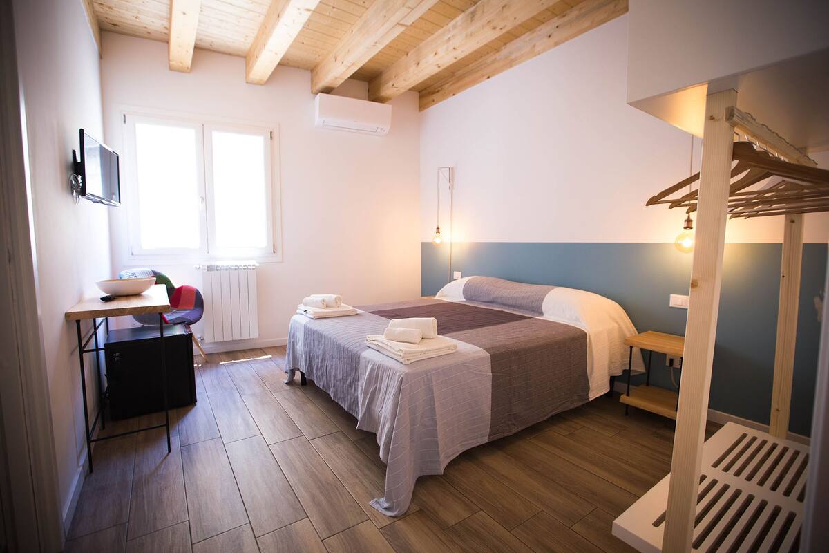 Deluxe tweepersoonskamer | Een minibar, een bureau, geluiddichte muren, gratis babybedden