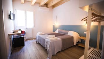 Quarto casal luxo | Frigobar, escrivaninha, quartos à prova de som, berços grátis