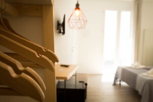 Camera tripla, accessibile ai disabili | Minibar, una scrivania, insonorizzazione