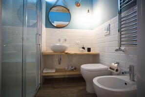 Habitación Deluxe doble | Baño | Ducha, artículos de higiene personal gratuitos y secador de pelo