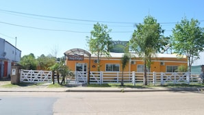 Un edificio amarillo con un letrero que dice "OSTERIA van Benit".