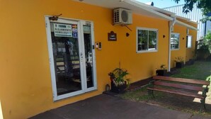 Un edificio amarillo con un cartel que dice 'Alojamiento Homologado' y el número 149.