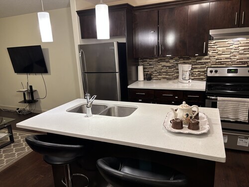 Modern Vacation Home Near West Edmonton Mall, Transit Center & LRT - 3BR