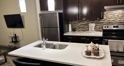 Modern Vacation Home Near West Edmonton Mall, Transit Center & LRT - 3BR