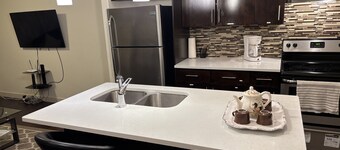 Modern Vacation Home Near West Edmonton Mall, Transit Center & LRT - 3BR