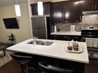 Modern Vacation Home Near West Edmonton Mall, Transit Center & LRT - 3BR