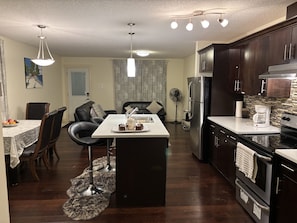 Fridge, microwave, oven, stovetop - Modern Vacation Home Near West Edmonton Mall, Transit Center & LRT - 3BR (Edmonton)