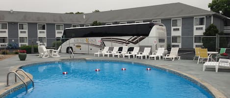 Una piscina techada, una piscina al aire libre