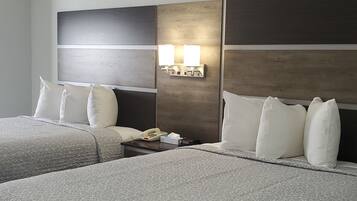 1 quarto, escrivaninha, ferros/tábuas de passar roupa, berço de viagem