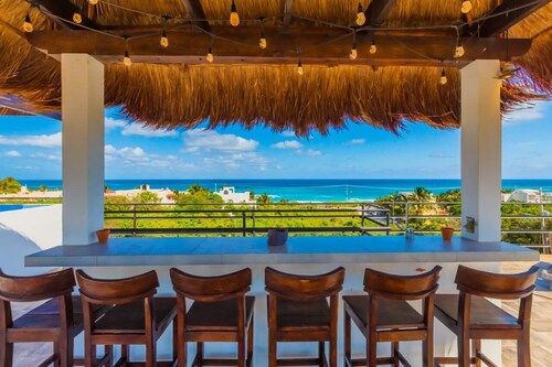 Casa de la Luna Loca Spacious Isla Mujeres Villa, Private Pool, Perfect for Groups and Families