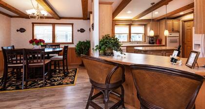 Lake House Waterfront Cabin Stunning views best home for bird watchers serenity
