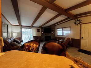 Smart TV, fireplace, books, stereo