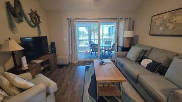 TV connectée, lecteur de DVD, jouets, livres