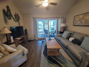 Smart TV, DVD player, toys, books - Little Gasparilla Island - Gulf view, golf cart, ferry, pool, boat dock, parking (Placida)