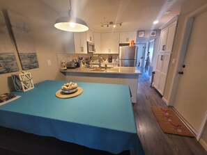 Een koelkast, een magnetron, een oven, een kookplaat