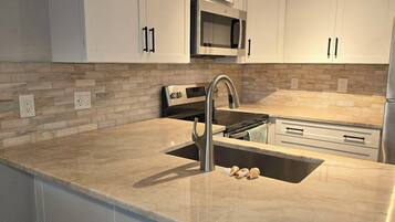 KĂŒhlschrank, Mikrowelle, Ofen, Herdplatte