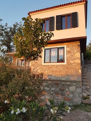 Exterior - Villa Petri - A beautiful traditional house with sea views and stunning sunsets (Petri)
