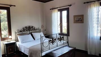 3 bedrooms, desk, iron/ironing board, free WiFi