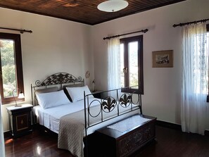 3 bedrooms, desk, iron/ironing board, free WiFi