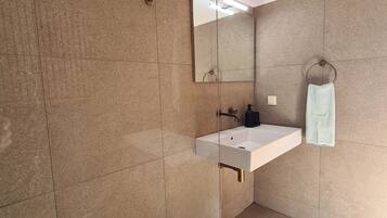 Combinazione doccia/vasca, asciugacapelli, asciugamani, sapone