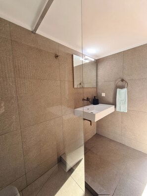 Combined shower/bathtub, hair dryer, towels, soap - Villa Petri - A beautiful traditional house with sea views and stunning sunsets (Petri)