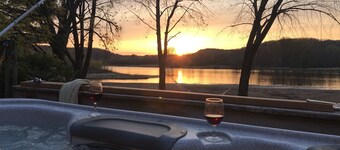 Quietwater Cottage-On Water/Nature/Birds/Canoe/Hike/Relaxing/ Hot Tub, Peaceful!
