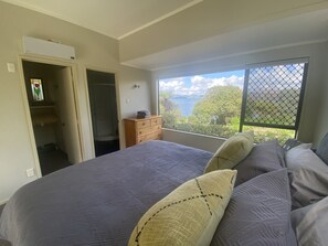 6 bedrooms, desk, iron/ironing board, free WiFi