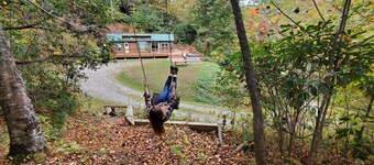 Running Squirrel Ridge cabin w/Hot tub+WiFi+firepit+deck & trails w/lake view!