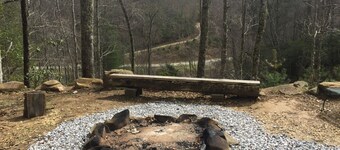 Running Squirrel Ridge cabin w/Hot tub+WiFi+firepit+deck & trails w/lake view!