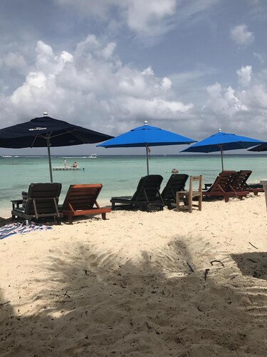 * Accès direct à la piscine *. Dans la communauté de la jungle à seulement 7 minutes de route de la plage!