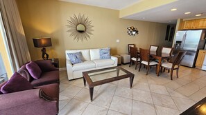 Smart TV, Netflix, DVD player, streaming services