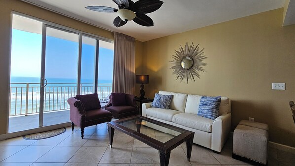 Smart TV, Netflix, DVD player, streaming services