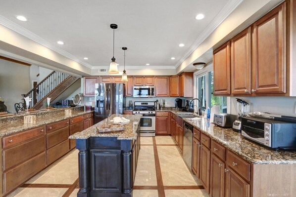 Full-size fridge, microwave, oven, stovetop